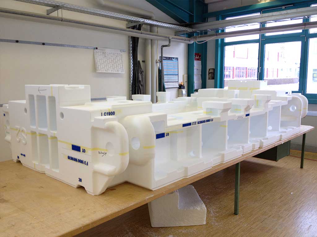 Großes CNC-gefrästes Styropormodell eines Maschinenbauteils als Urmodell für den Gussformenbau im Industriebereich