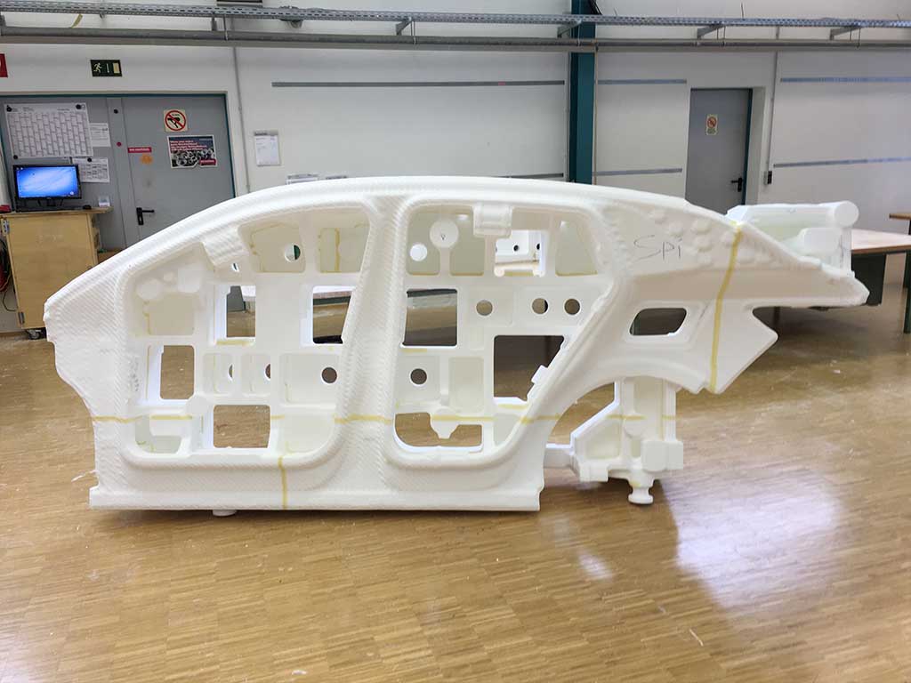 CNC-gefrästes Styropormodell einer Fahrzeugseitenstruktur als Urmodell für den automobilen Prototypenbau