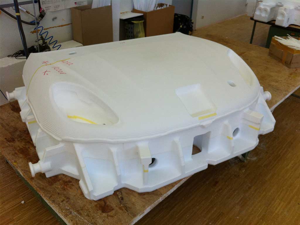CNC-gefrästes PU-Modell einer Karosserieform als Urmodell für den Prototypenbau im Automobilbereich